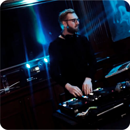 DJ-ul Flavius Radoi este disponibil pentru: nunta, botez, cununie civila, majorat și corporate.
